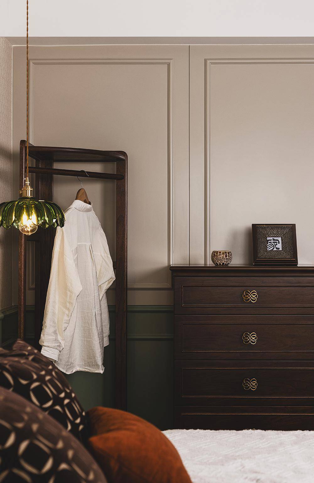 多乐士篝火太妃糖咖色墙砖 复古花砖过渡自然,加上百叶窗设计,配上