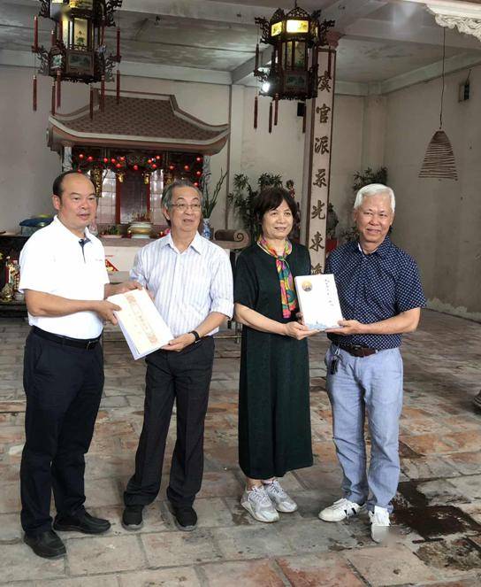 图为徐国赢向前会长徐永华赠送《三华徐氏族谱》初稿,徐旺兴向现会长