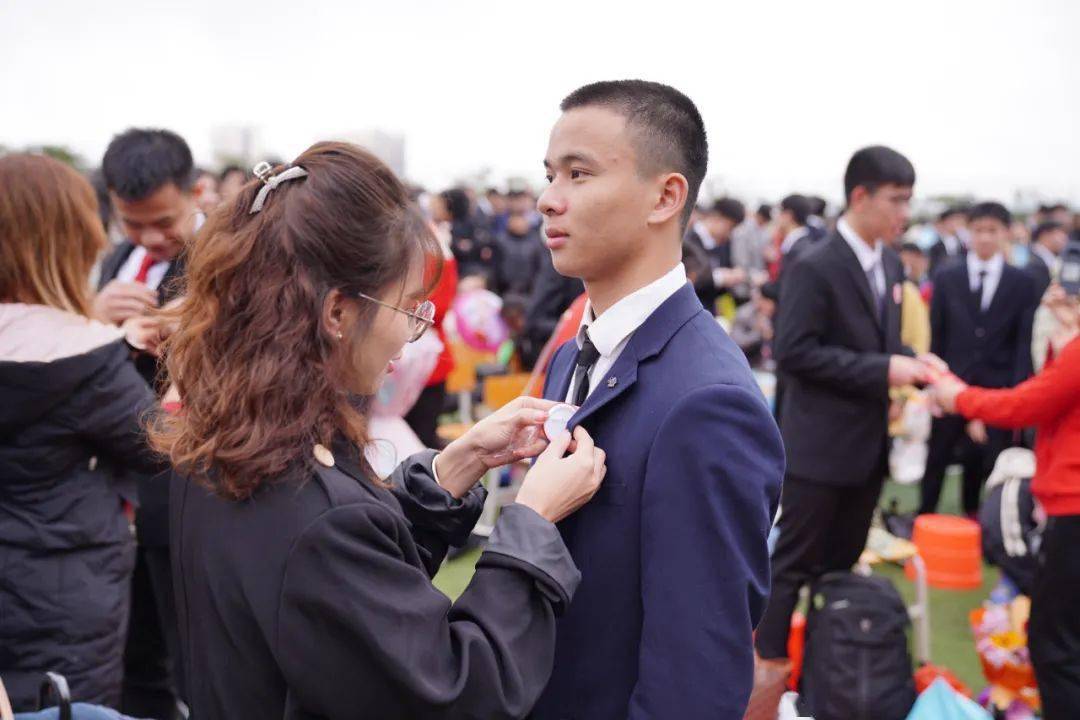 会上,县教科局局长,上思中学校长廖辉发表讲话,对全体高三学子寄予