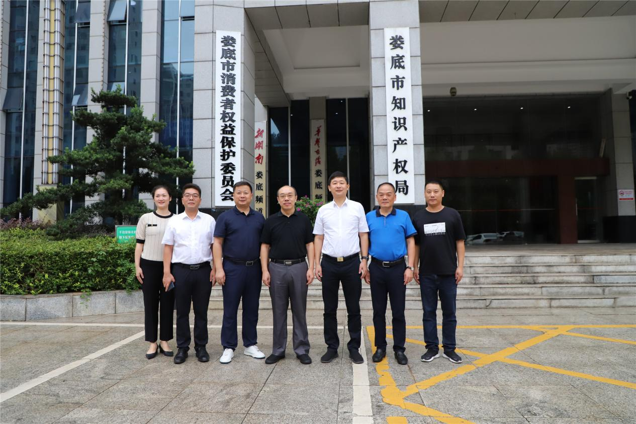 中消协副秘书长潘海峰在娄底市调研指导消费维权工作(罗达意 供图)两