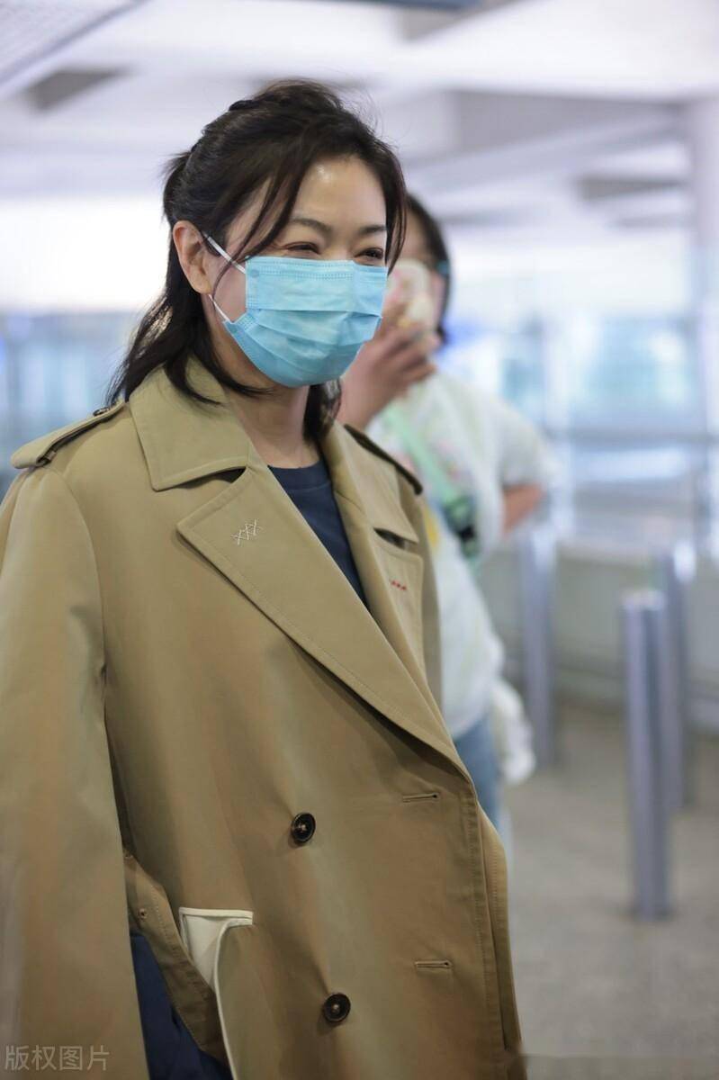 街拍万茜驼色大衣蓝色t恤优雅温柔