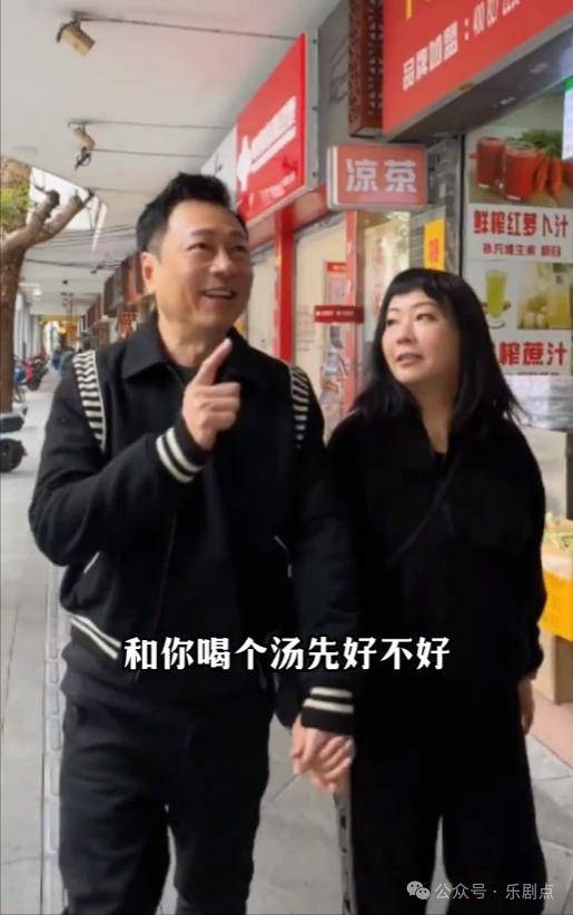 十指紧扣不撒手,主动为老婆挑菜_黎耀祥_julia_老公