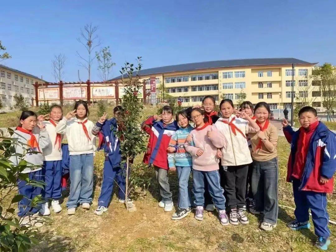 "植此青绿,不负春光"植树节活动,同时组织学生绘制黑板报,手抄报