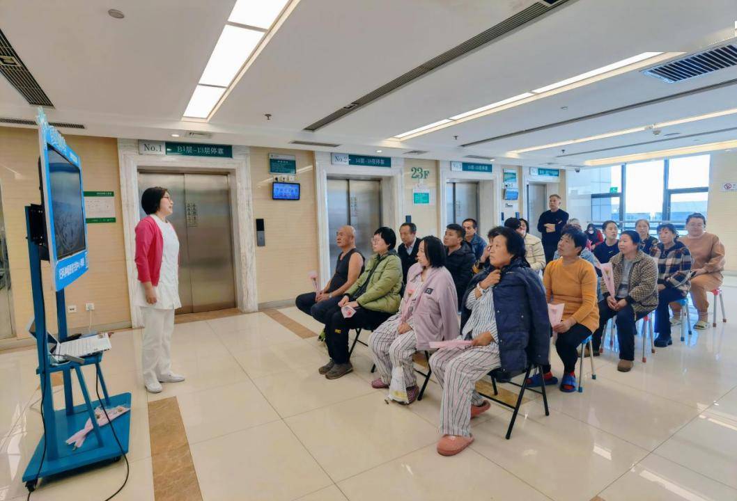 病区护士长孙鸣鸽在患教会总结讲话中代表科室医护人员向所有参会的