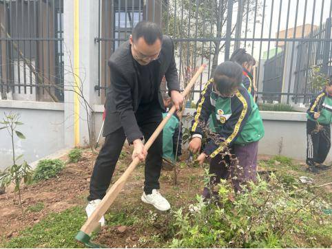 安岳实验小学开展花卉种植活动,为少先队员分发花种,指导花卉种植方法