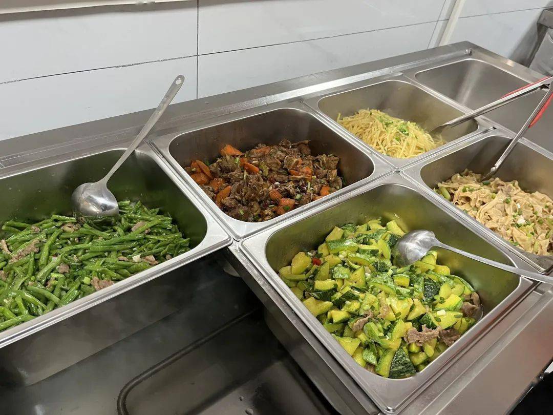 食堂_老年人_年轻人