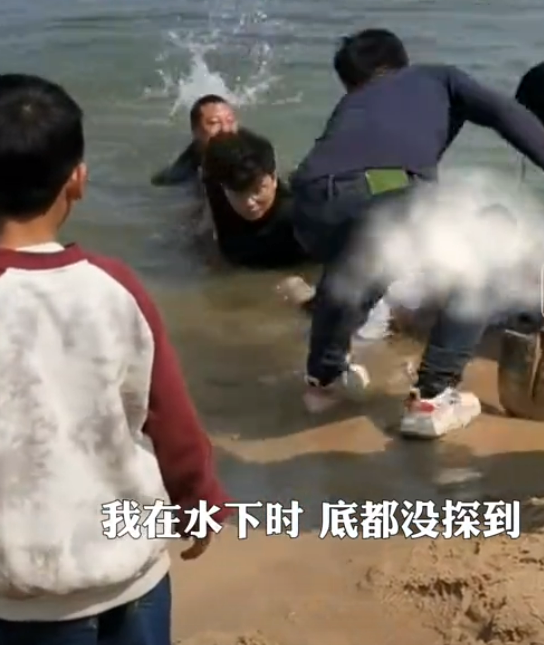 湖北黄石热心大哥勇救落水母子当事人脚探不到底游得很吃力