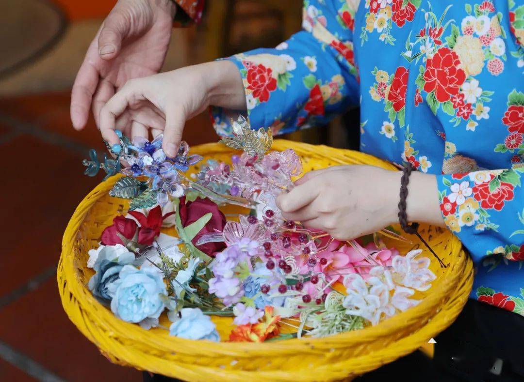 在泉州人的社交平台刷屏了一顶玻璃制作的簪花围近日似乎还带着露水