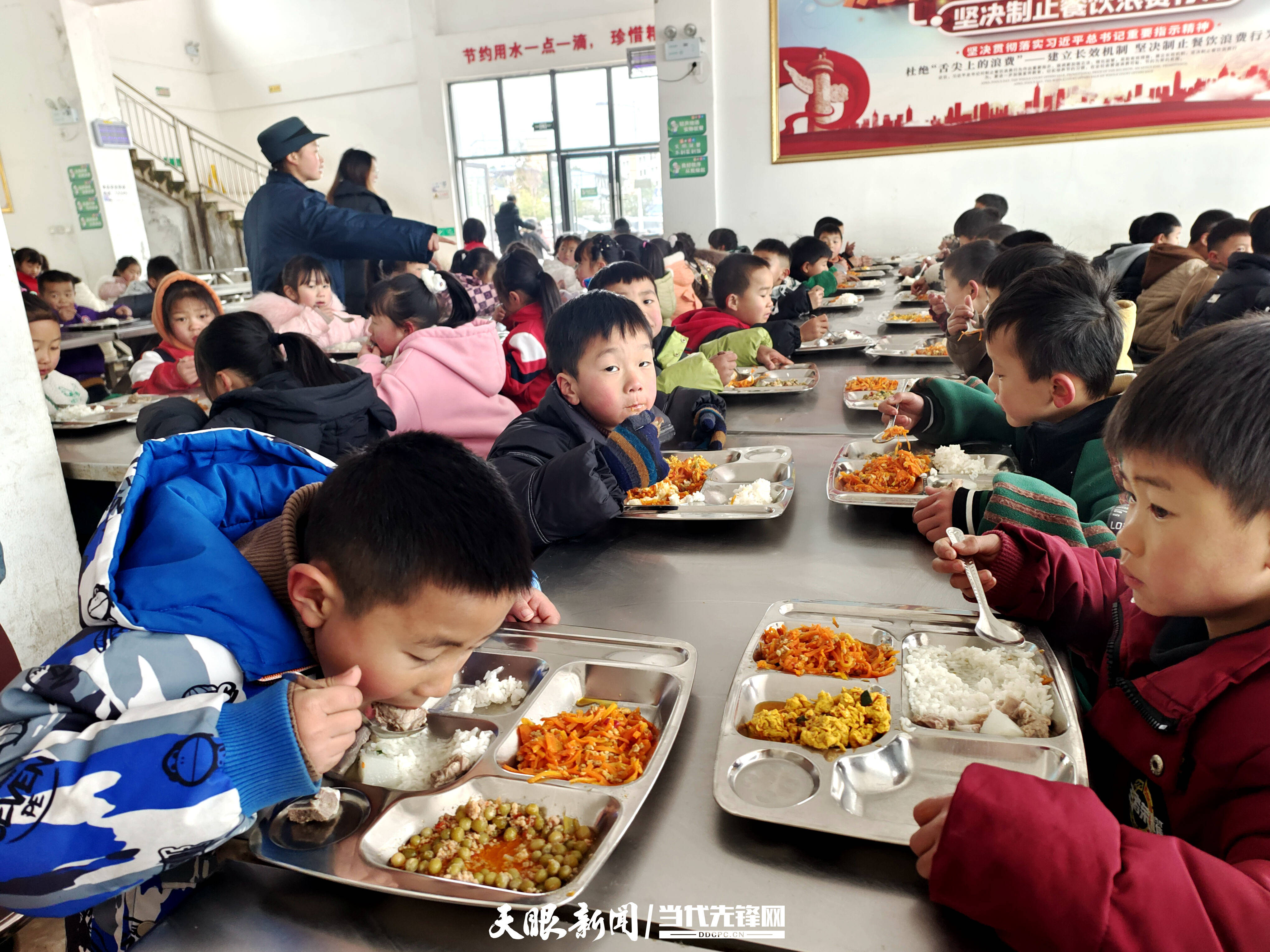 中午饭点时分,走进百里杜鹃第一小学食堂,学生们正有序排队按需按量打