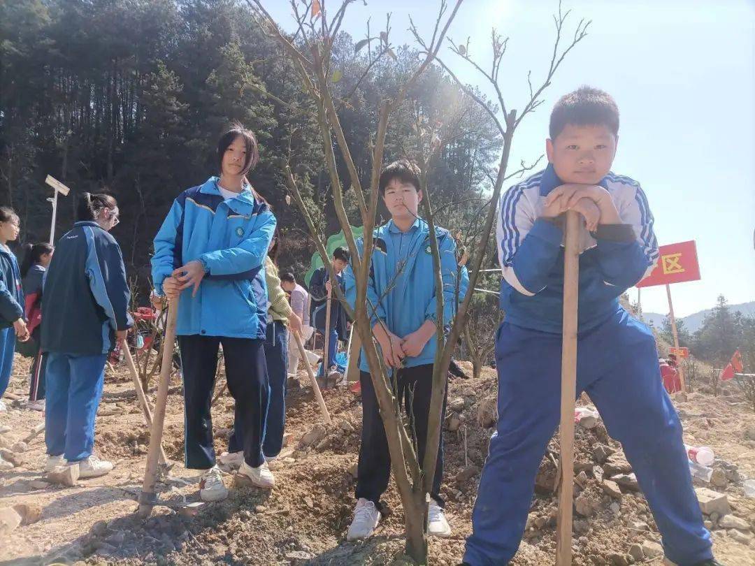 3月12日,铜仁市宏雅实验中学组织师生开展"我为家乡捐棵树·同心共建