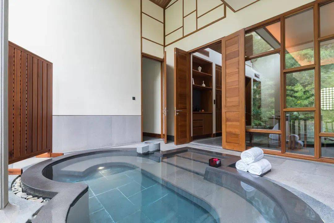 套餐a与b都包含:每日酒店特色早餐 和顺古镇门票2张 每日园林温泉