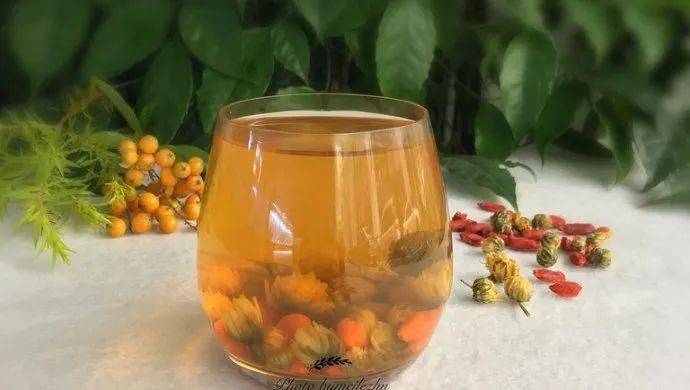 解决办法:菊花枸杞茶做法:取菊花5克,枸杞5克,洗净后泡茶饮用.