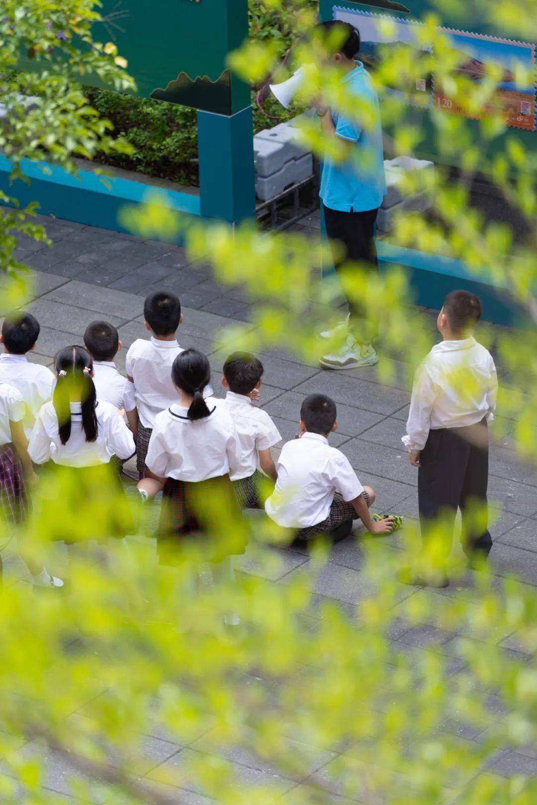 横岗保安学校悄然刻画下这盎然绿意在欢笑与美景的相衬中搬进大自然的