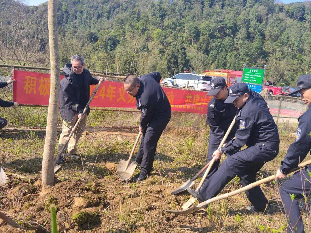 玉林公安蓝为绿色充植一起种春天