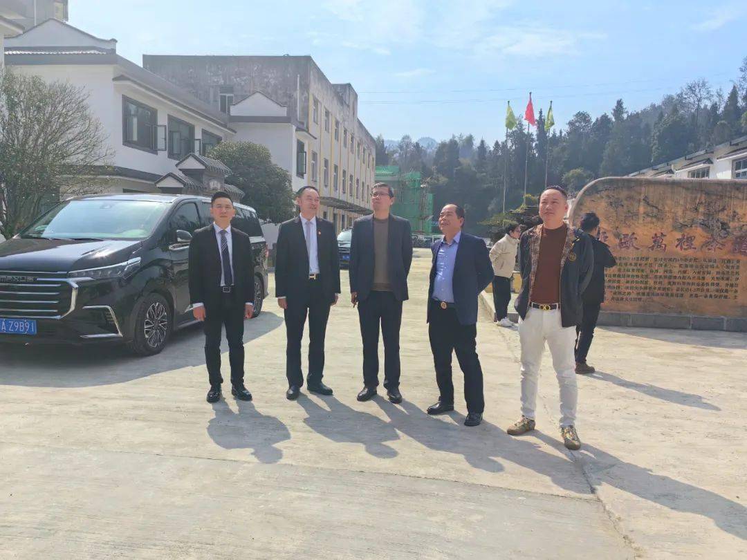 仪式在白杨坪工业园区举行,邝远平作为特邀嘉宾同恩施市领导汪业民,谢