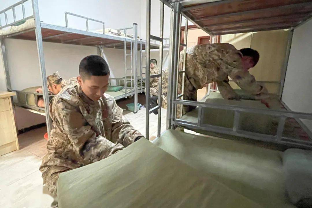 正在进行役前教育为他们步入军营提前"加钢淬火"特别邀请驻梁部队代表