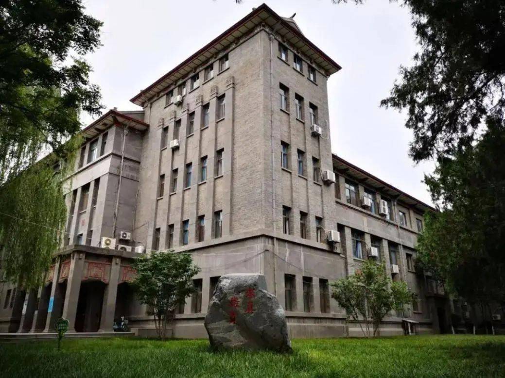 见证西藏民族大学六十余载历史的老教学楼(图源:西藏日报)李文萍,2023