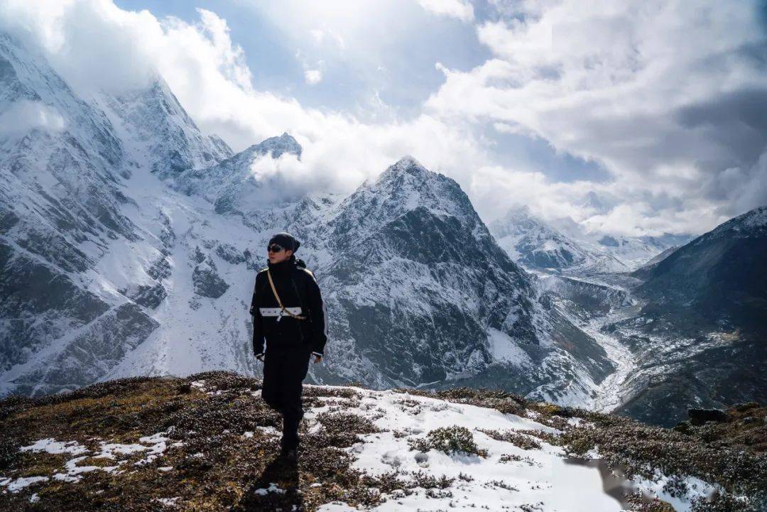 一个雪山标志的衣服图片