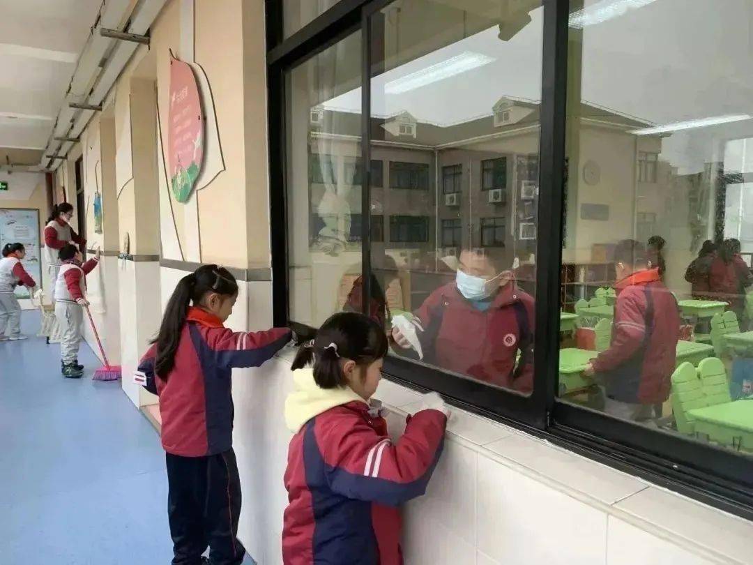 班会课上,各班同学在班主任老师的带领下开展大扫除活动,扫地,擦窗台