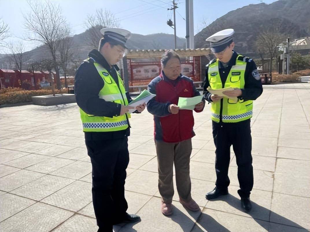 吕梁公安交警持续形式多样开展交通安全宣传行动