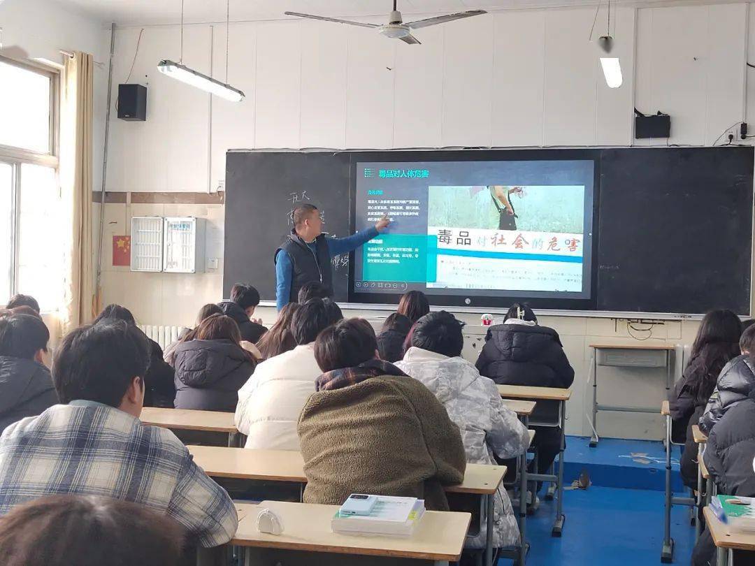 团顺河回族区委联合曹门街道在静宜中学开展禁毒宣传进校园活动.