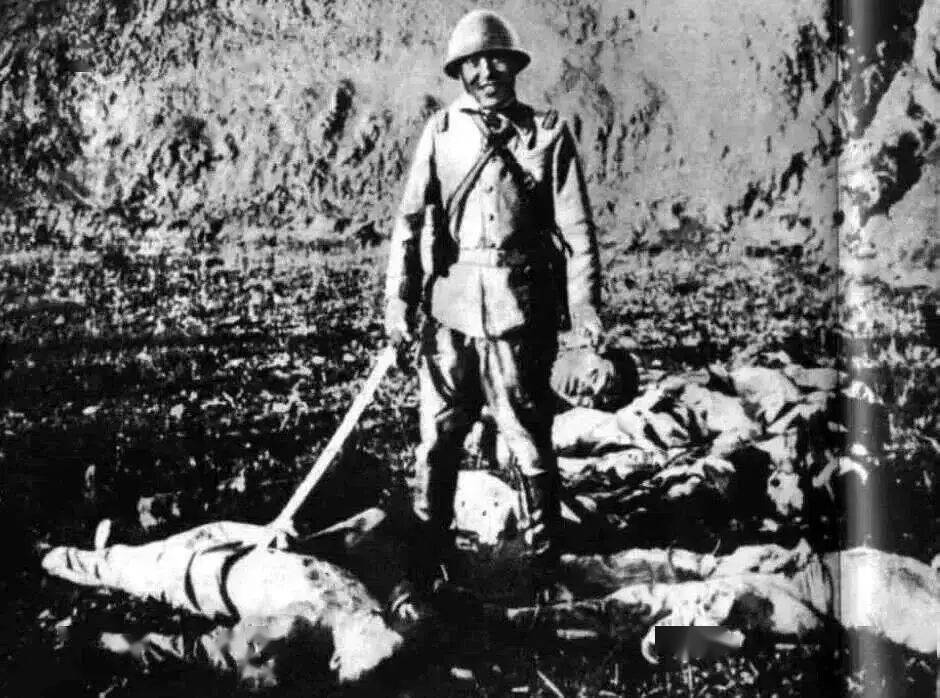 最后,那个士兵将她杀死并用刺刀剖开了她的肚子,不仅扯出了她的肠子