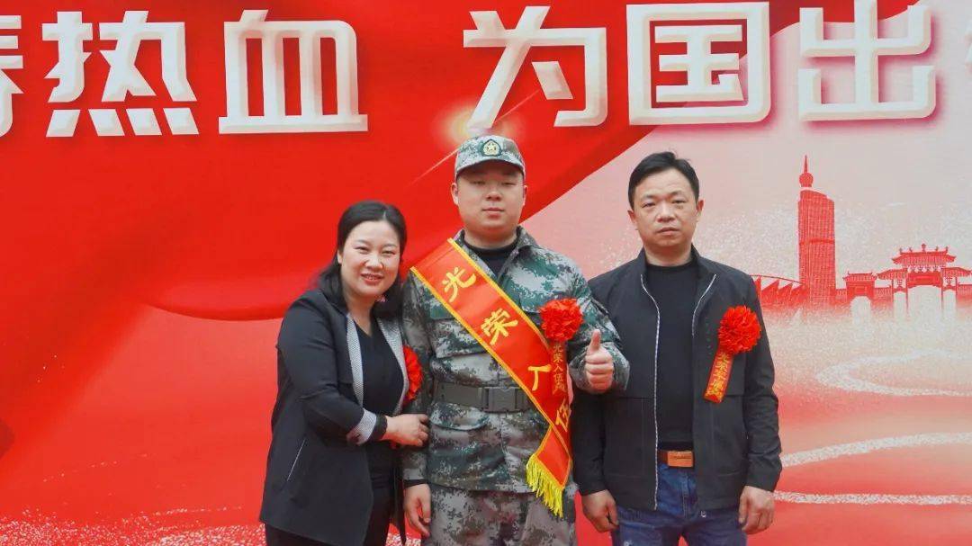 戴上大红花我们为你骄傲张槎街道欢送15名青年应征入伍