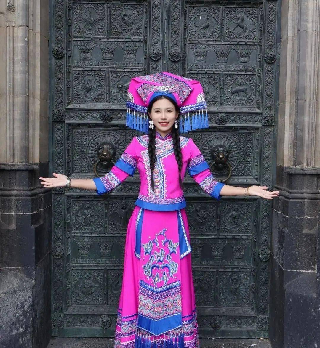 90后女孩穿广西民族服饰走上欧洲街头宣传中国文化