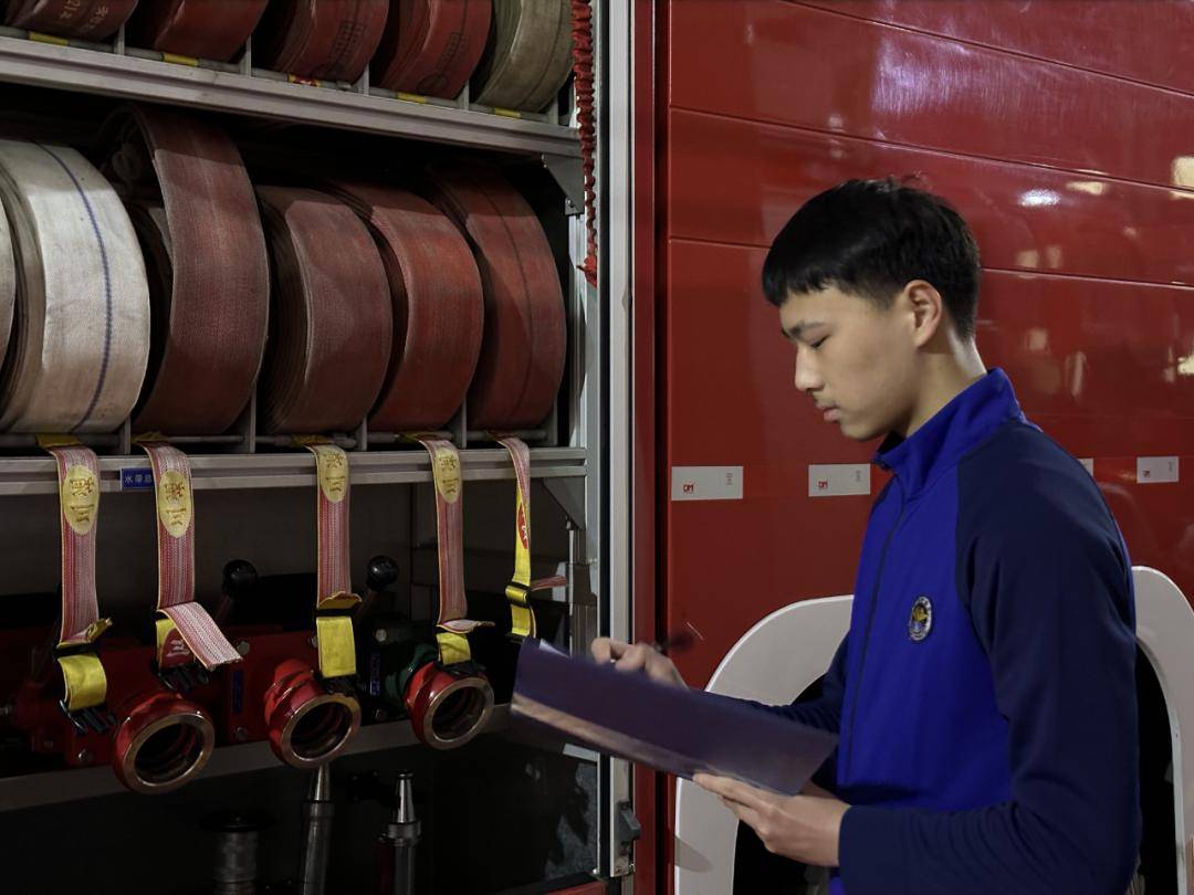 向火而生逆向前行火焰蓝绽放在金色的炉台上记消防新兵王玉阳的一天