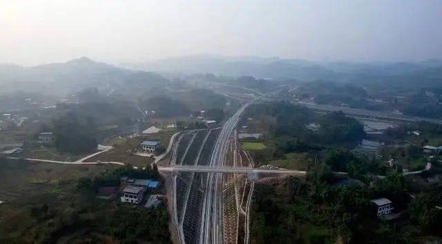 预计3月底全线铺轨贯通_璧山_隧道_城轨