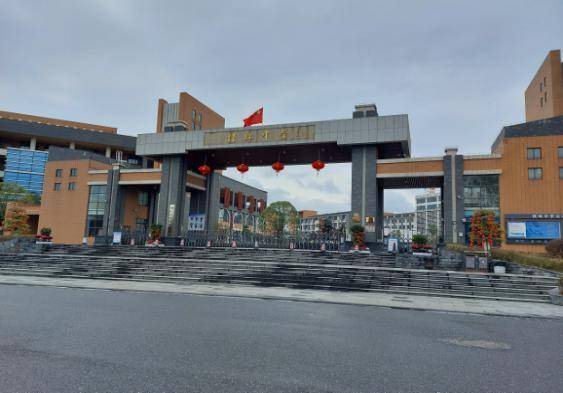 26桂林市临桂区三元中学地址:桂林市临桂区两江大道与三元路交汇处