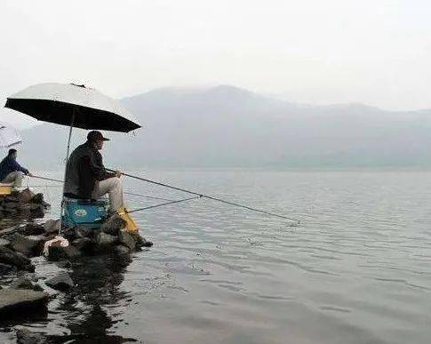 新津滴水岩水库钓鱼图片