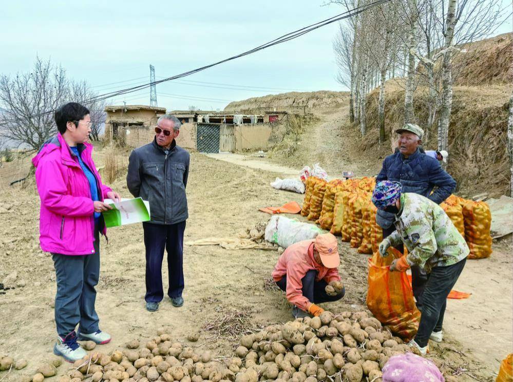 3月14日清晨,海东市乐都区中岭乡草场村16名公益性岗位的村民来到村委