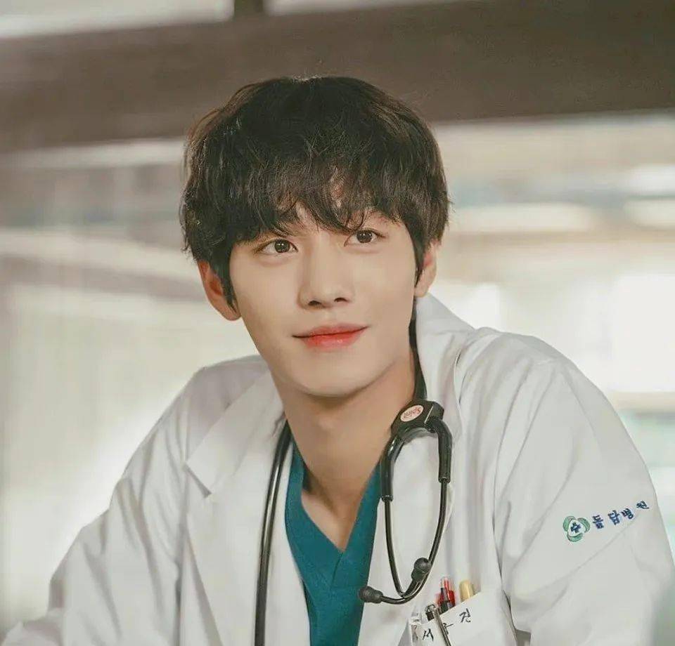 她男女通吃,19年的时候,还自爆女友郑多恩家暴她.