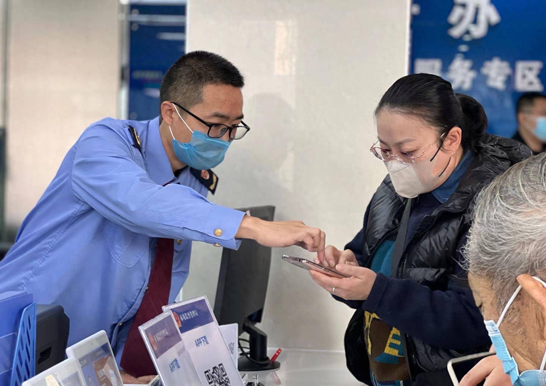 河南日报客户端记者 王雪红 通讯员 石婧"真是没想到,现在办个执照一