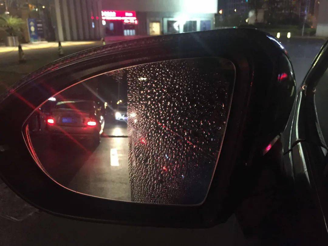 抗污拨水喷雾,"擦亮"雨季开车后视镜盲区!