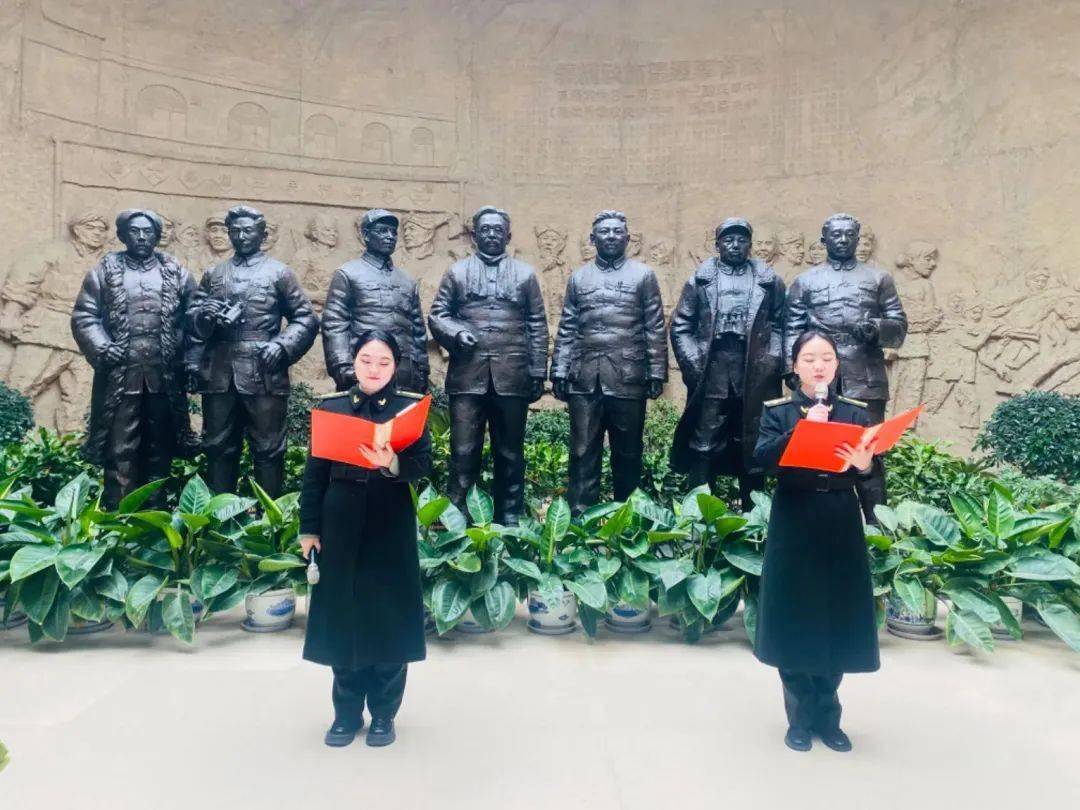 活动中,西北局纪念馆讲解员宣讲《摇篮里的妈妈——杨芝芳》,诗歌朗诵