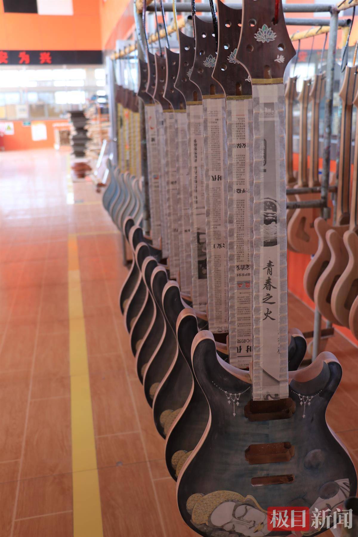 电吉他之都山东鄌郚小镇制造一年出口8亿多大部分乐器厂工人是农民