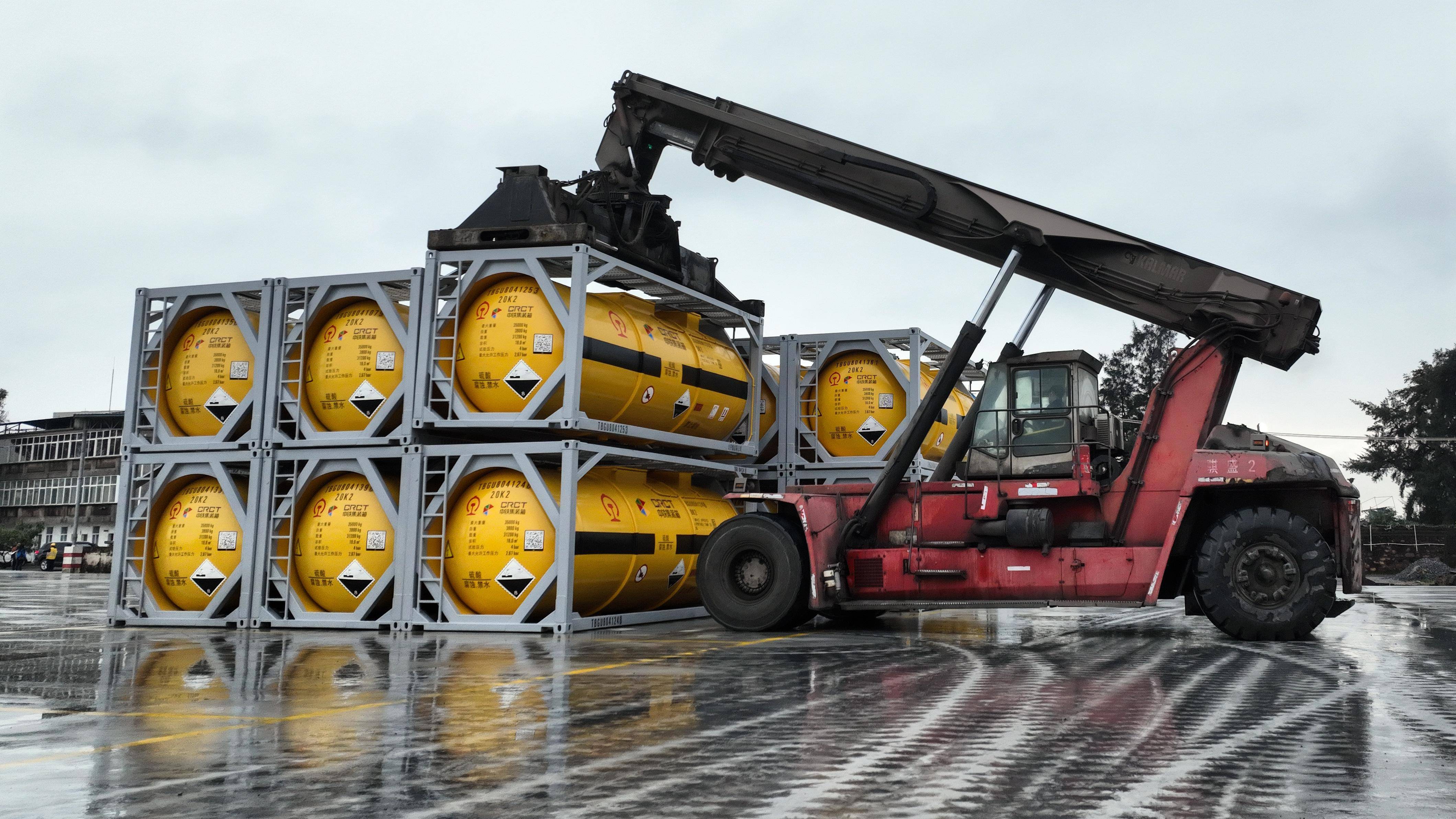 全国首趟硫酸罐式集装箱班列开行