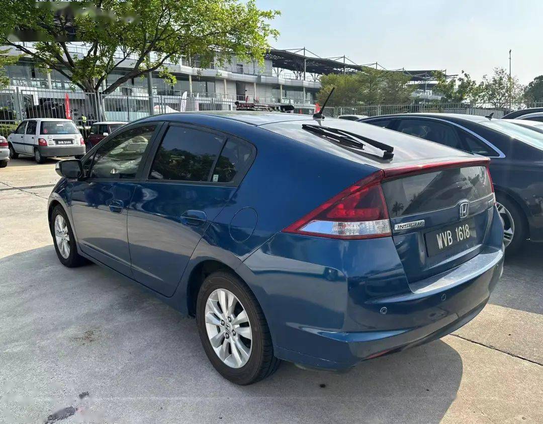 个平行的排气管三菱 第四代 mirage掀背本田s2000爆改本田思域和city