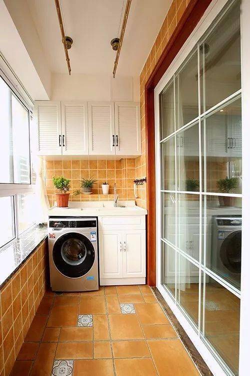 小户型阳台,洗衣机配柜子,实用又方便,空间利用更高效!