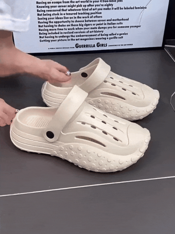 精选优质eva材质,底部是厚底,这样会让鞋子有支撑力,这款洞洞鞋更是把