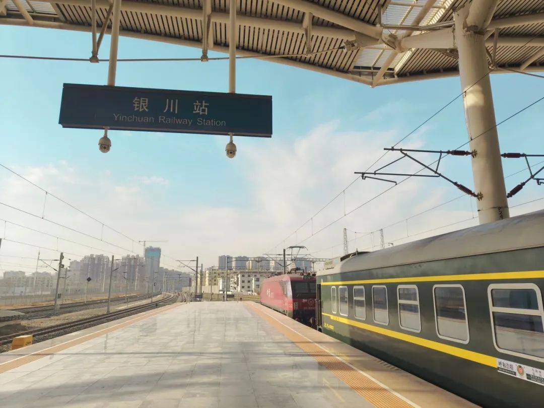 23时30分自呼和浩特站始发,次日上午7时9分到达乌海西站,7时15分开车