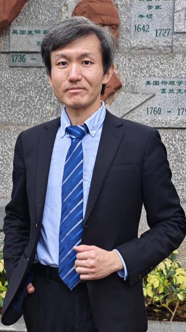 ▌初中名班主任王蓓蓓(右)▌初中文科名教师何伟(中)▌高中理科名教师