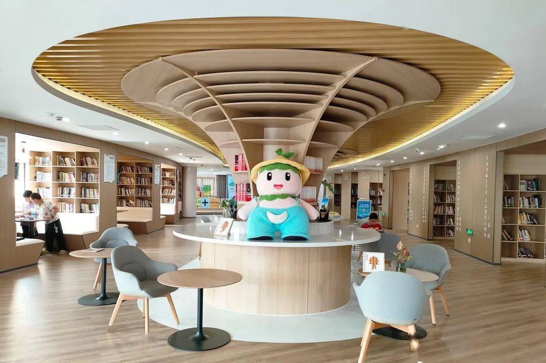 该驿站坐落于临江街道临江佳苑社区北门东侧,临纬六路,周围有3所幼儿