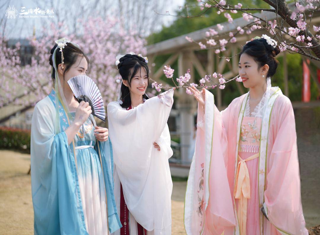 首届大学生国潮汉服游园会今日正式开启跟着他们共赴棠樱盛宴准没错