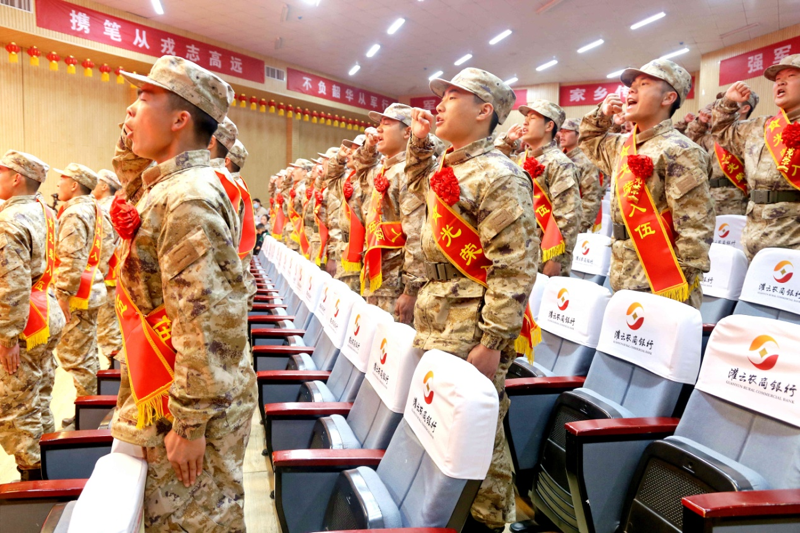 连云港灌云:楷模,功臣面对面 62名新兵怀揣梦想进军营_军人_人民_青年