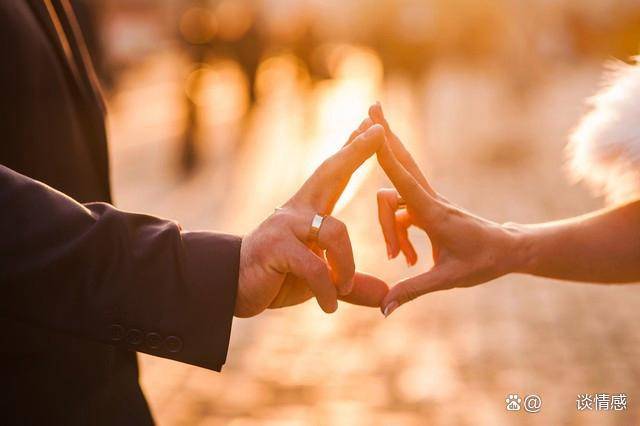 女人对你动情后难以掩饰的小动作别忽视