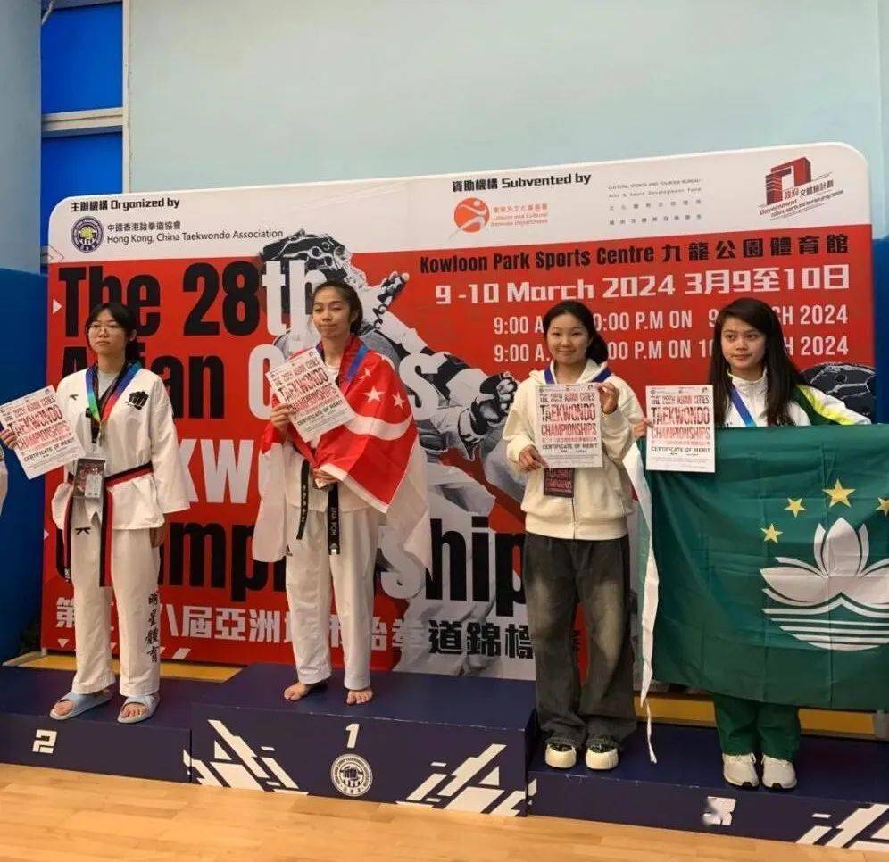 成人53kg级季军:谢佳颖(右二)这次比赛的品势项目高手云集,比赛现场