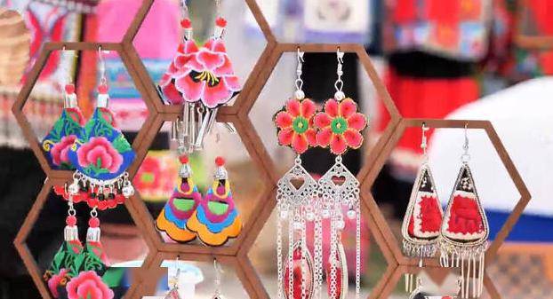 在各个摊位,富有武定特色的火腿,壮鸡,蜂蜜,核桃,草莓等农特产品吸引